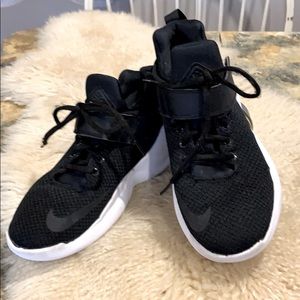 Big Kids Nike Kwazi athletic shoes size 5.5.
